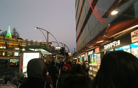 上野駅に向かいます。明らかに食べすぎなので歩くのがつらいです。