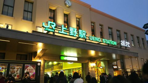 上野駅。ガマンして歩いてなんとか改札を抜けましたが宇都宮線ホームにたどり着く前に座り込んでしまいました。