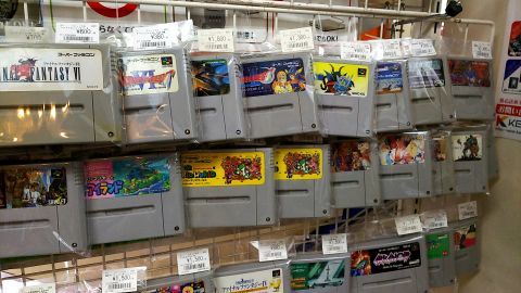 東京ラジオデパート1Fにある「家電のケンちゃん」に来ました。面白いモノがあるのでいつもチェックしてしまいます。こちらスーパーファミコンの中古ゲームソフトいろいろ。