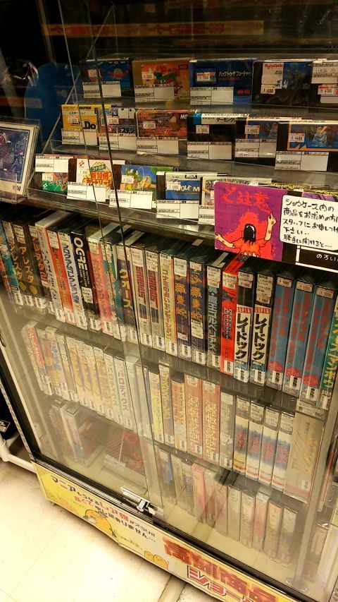 4階に来ました。MSXの中古ゲームソフトコーナーです。あの伝説のゲーム「デーモンクリスタル」がありますね。9800円の高値が付いていました。