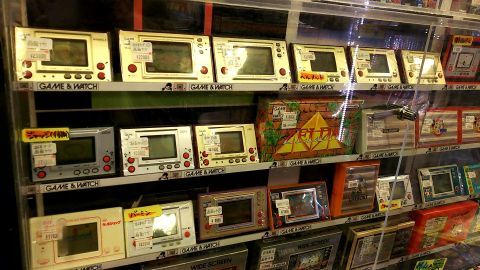 ゲームウォッチほか、ポケットゲーム機コーナーです。最高価格79800円！！