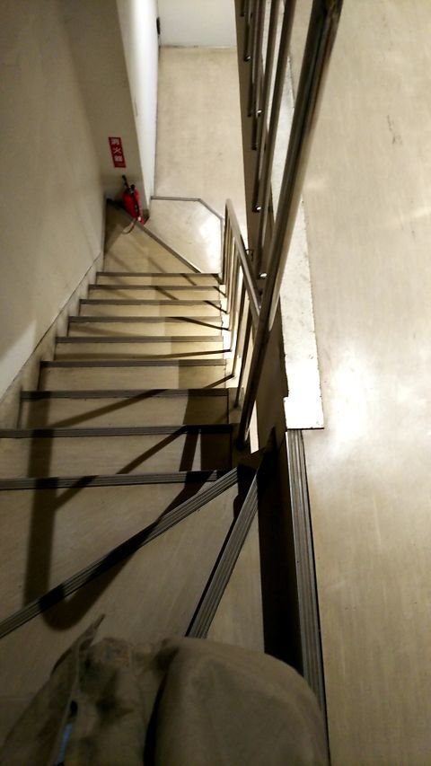 細い階段を降りて帰りたいと思います。
