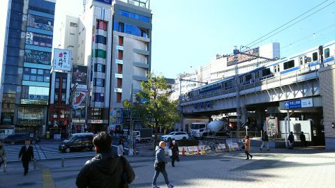 上野駅から出ました。午前11時頃のようすです。あっちの方向に向かうということは・・・。