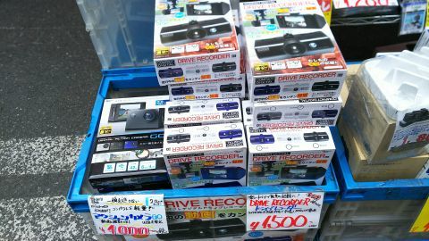 ドライブレコーダーが1500円・・・！ 気になる。それと隣のGoProを意識した中国メーカーらしきアクションカメラ。これに似たやつ、ネットで8千円前後で買っちゃったんだよな(笑)。