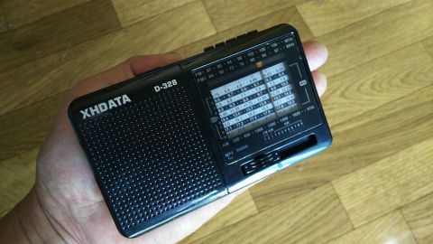 D-328は、MP3再生機能付の手のひらサイズのFM・中波・短波 3バンドラジオ。