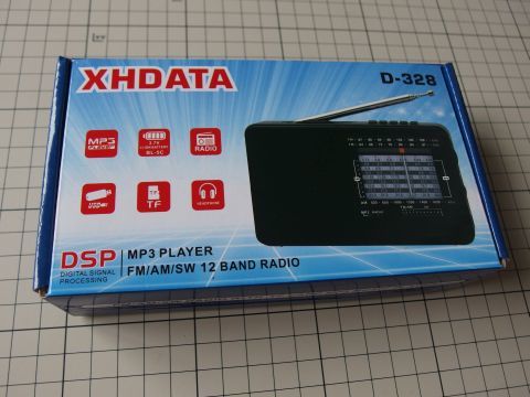 中国製ポータブルラジオXHDATA D-328（MP3再生機能付 FM・中波・短波 3バンドラジオ）。価格は1700円前後です。