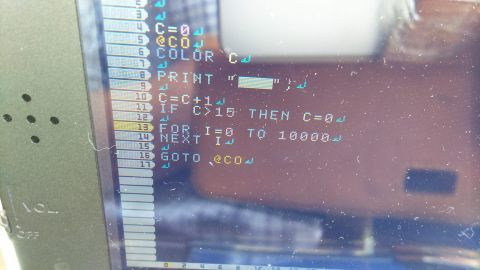 こちらがそのプログラムです。パソコン黎明期の頃、初心者が最初に必ずといっていいほど作っていたプログラムです(笑)。