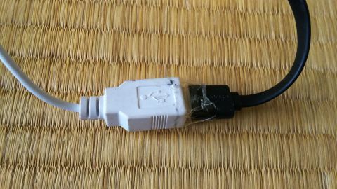 USB延長ケーブルを連結、そして得意のセロハンテープでしっかり固定しています。