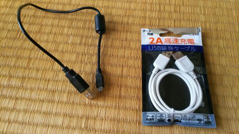 こないだ買った中国メーカーのポータブルラジオに付属のUSBケーブルも短いので、100円ショップのUSB延長ケーブルを用意しました。