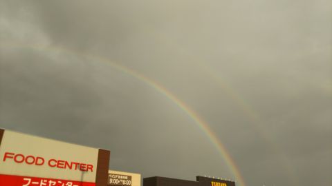 地元に帰ってきてスーパーに寄ったら虹は消えていましたが、買い物を済ませて外に出たらまた虹が出ていました。ダブルレインボーです。