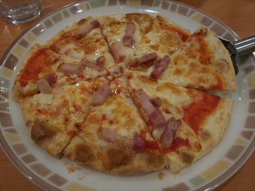 サイゼリヤ　パンチェッタのピザ