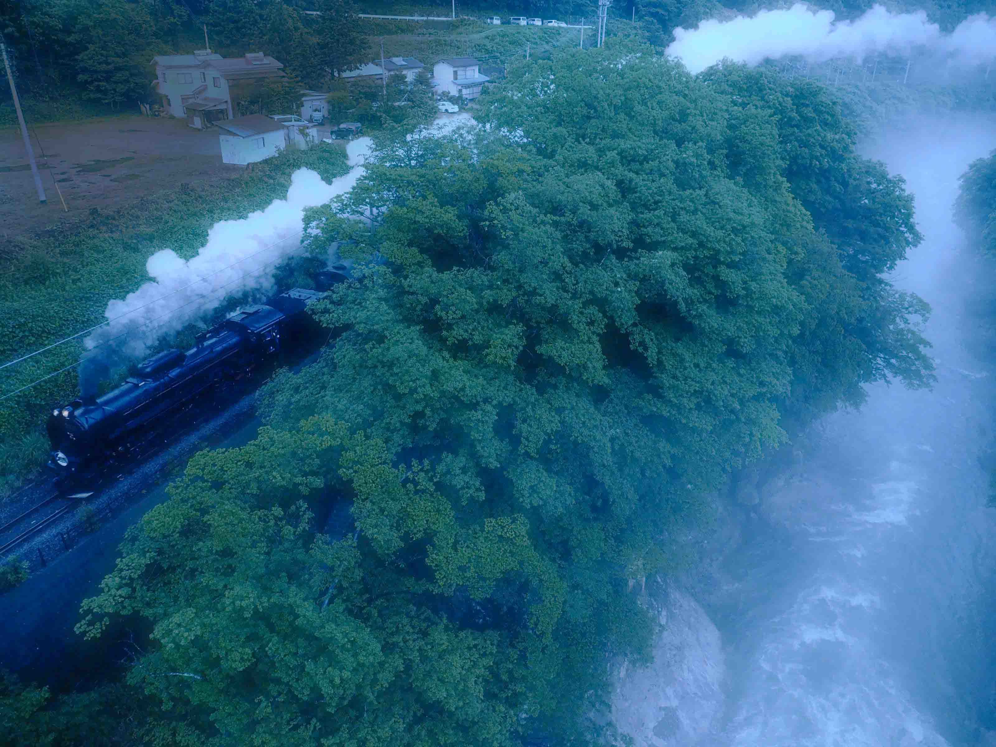 川の流れ煙の流れ