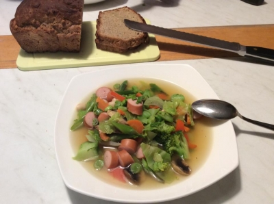 冷蔵庫の残り野菜をかき集めた野菜スープに手焼きの黒パンにしました。