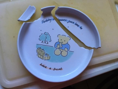 おにいちゃん→末っ子→お坊ちゃまと受け継がれたお皿。 お坊っちゃまが食事チウにふざけて落としてしまいました