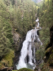 さらにゼイゼイ言いながら 約10分登ったところにある第二の滝。